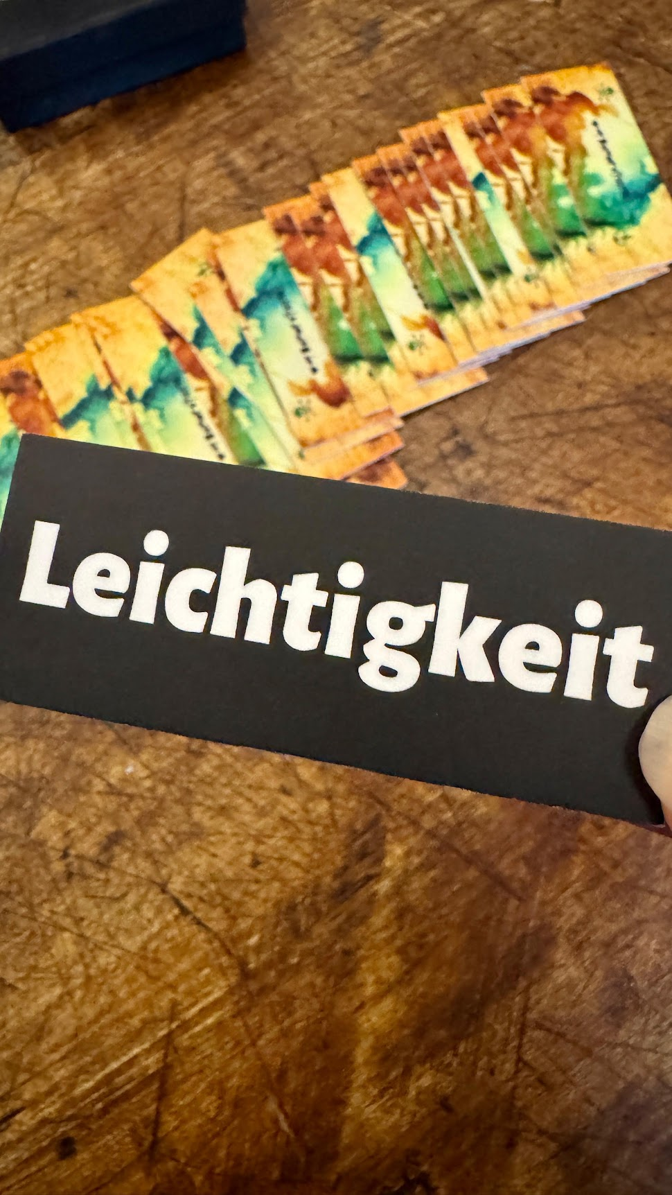 Eine gezogene Pirate Card mit dem Begriff Leichtigkeit in der Hand