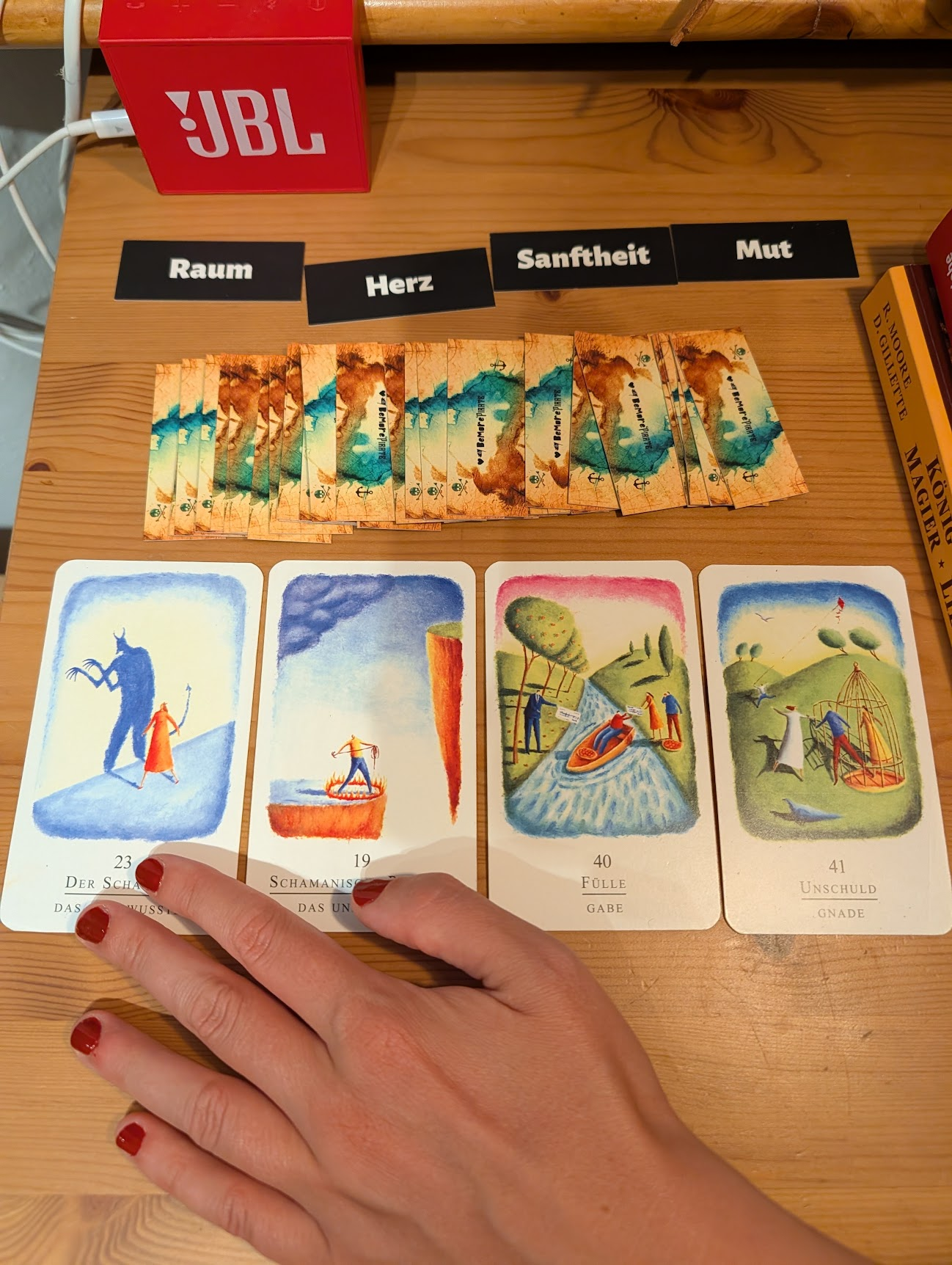 Gezogene Begriffe der Pirate Cards wie Raum, Herz, Sanftheit und Mut neben Orakelkarten