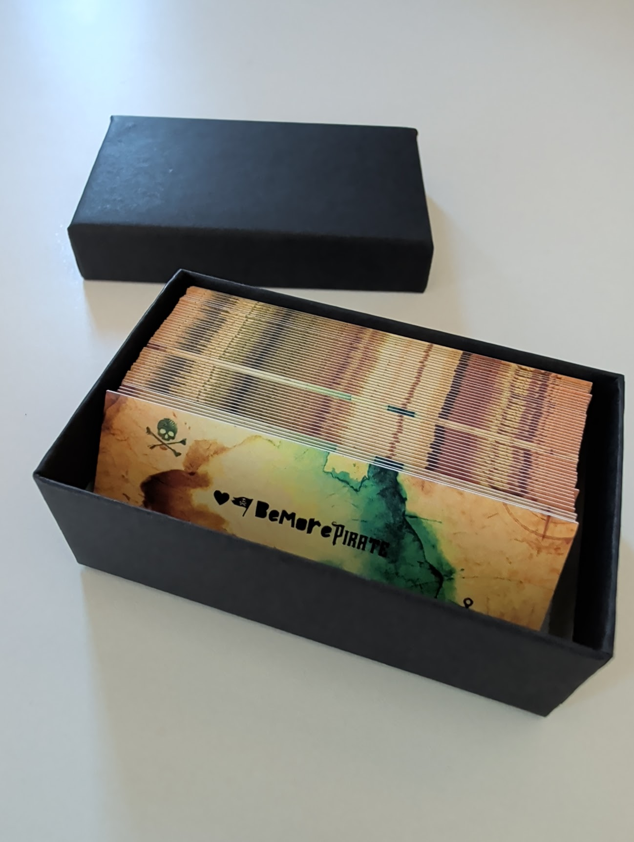 Geöffnete schwarze Box mit den 50 Pirate Cards und ihrem Samtboden