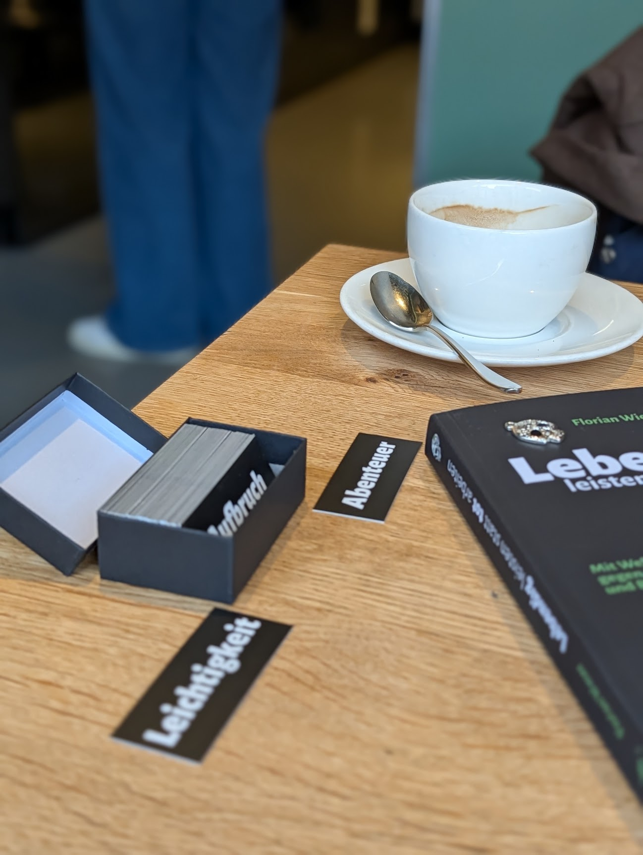 Pirate-Cards-Box auf einem Tisch neben Kaffeetasse und Buch